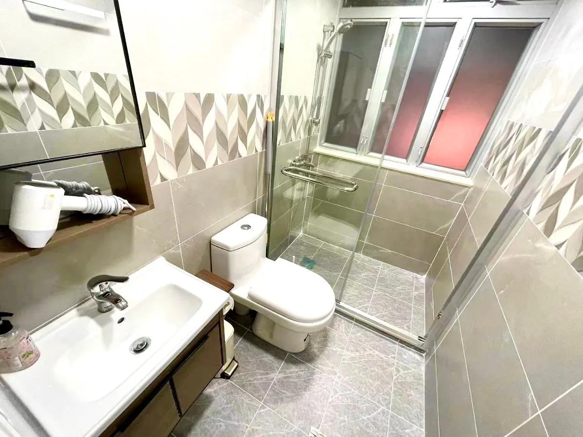 Stylish 3-Bedroom Apartment: Central Location & Spacious Living Hong Kong 0*,