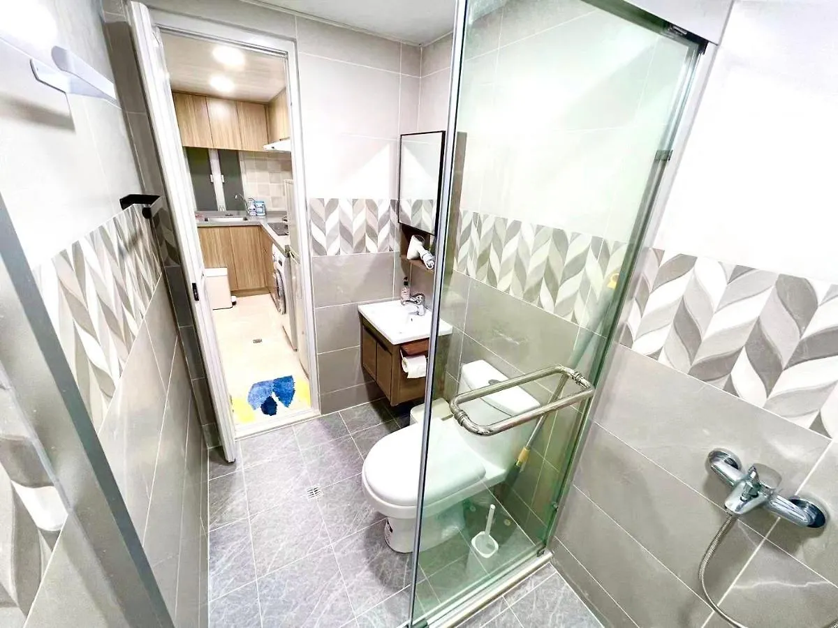 Apartment Stylish 3-Bedroom Apartment: Central Location & Spacious Living Hong Kong