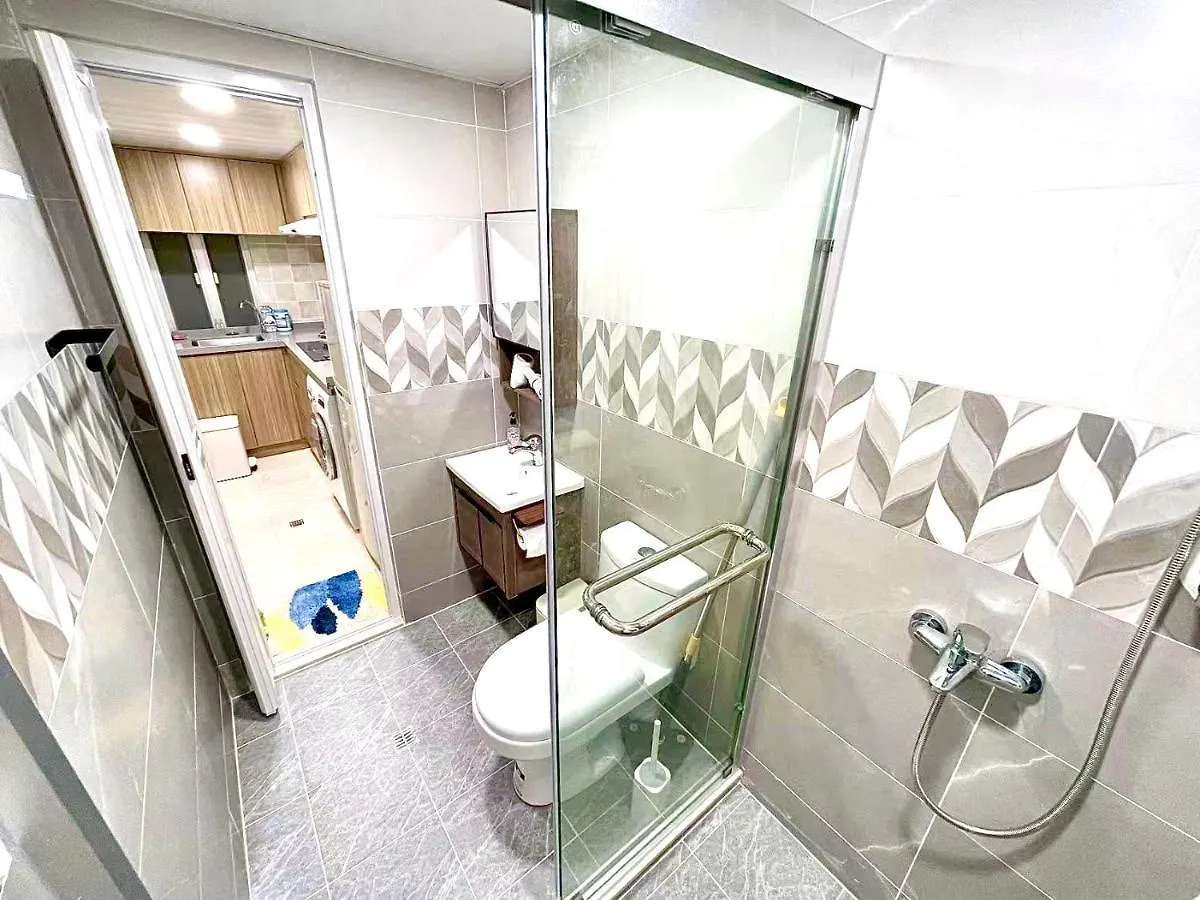 Stylish 3-Bedroom Apartment: Central Location & Spacious Living Hong Kong